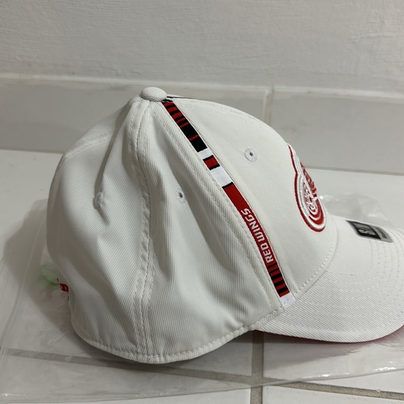 NEW Detroit Redwings Reebok Hat in size S/M UNWORN - Picture 10 of 11